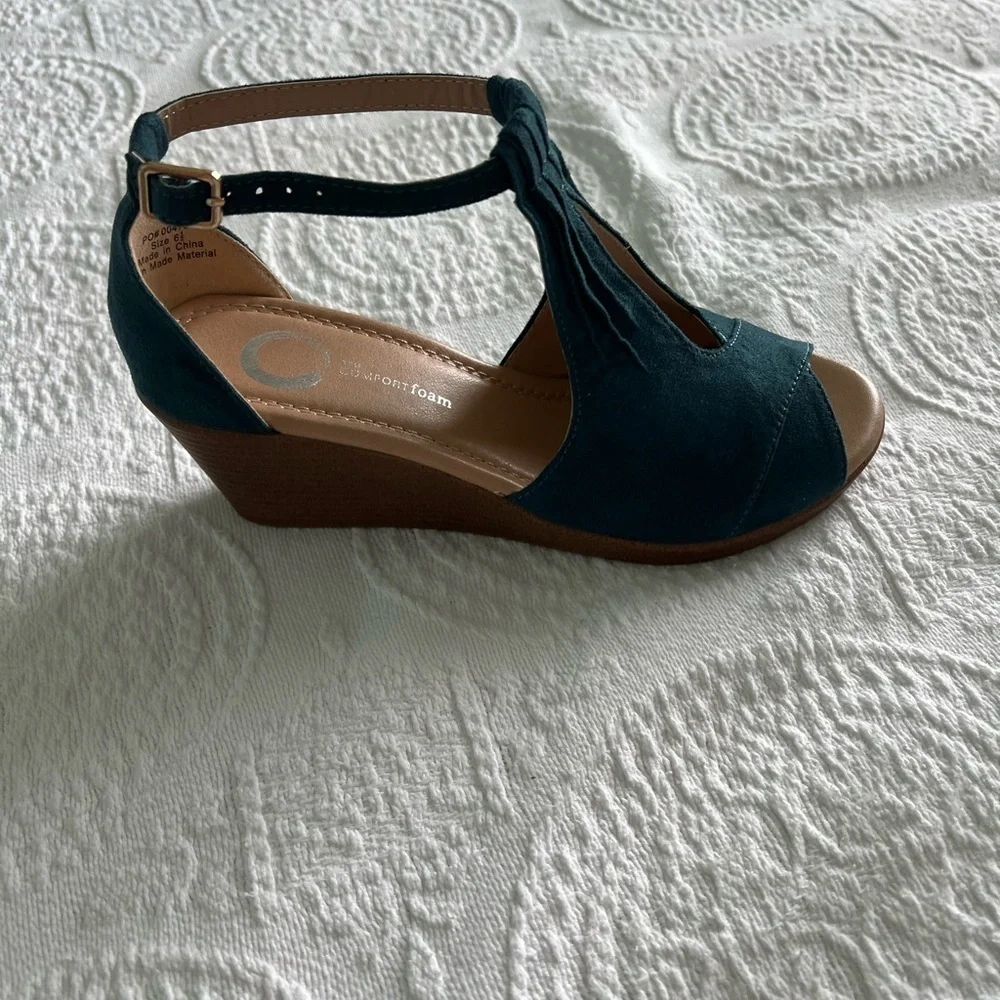 Journey Collection Women Blue Kenzie Comfort Soles, Wedge Sandals, Size 61/2 M .